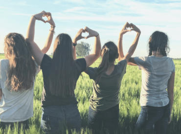 Crimini razziali, disastri ambientali, delitti, rabbia. Dove la vedi tu tutta questa felicità? Proprio lì, davanti a te. Non è facile. E non è un